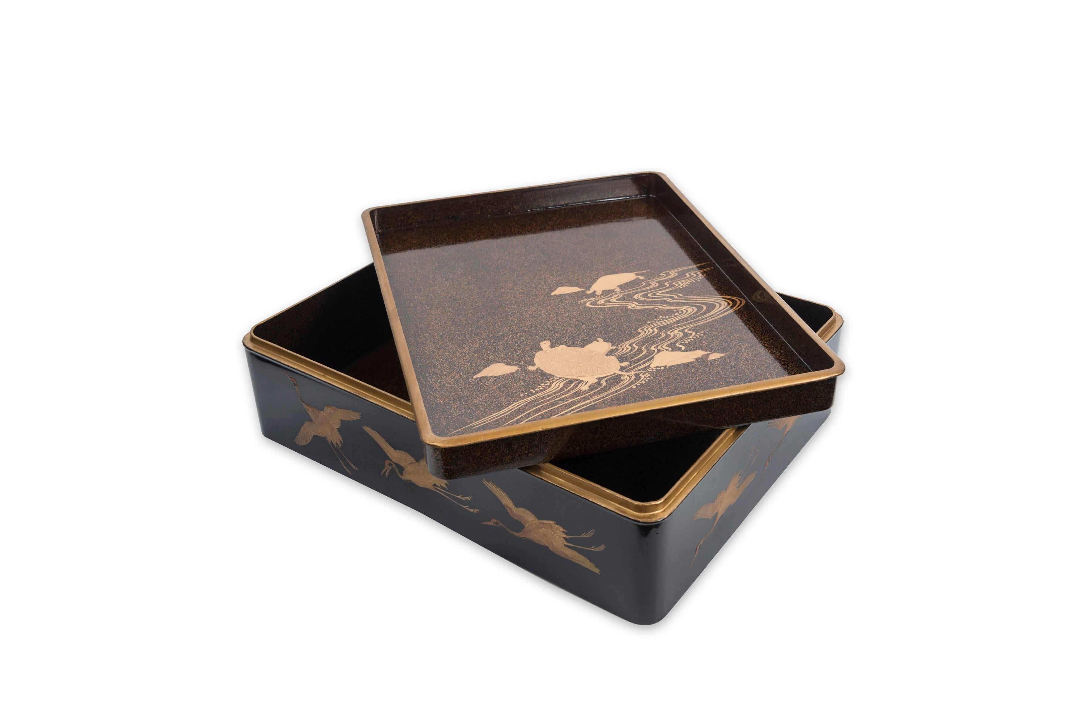 Ryoshibako pines and cranes

Rectangular paperbox decorated with decorations of birds and with pines.
The lid presents a design mixing several techniques of the work of the lacquer. Indeed we see 3 cranes represented in the middle of branches of