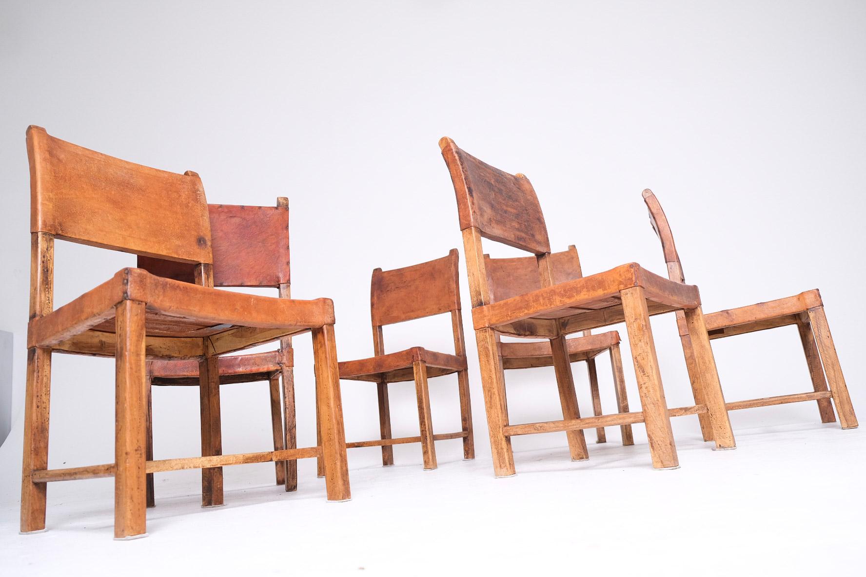 Sculpté à la main Chaises de salle à manger de monastère espagnol du XVIIIe siècle en cuir et Wood en vente