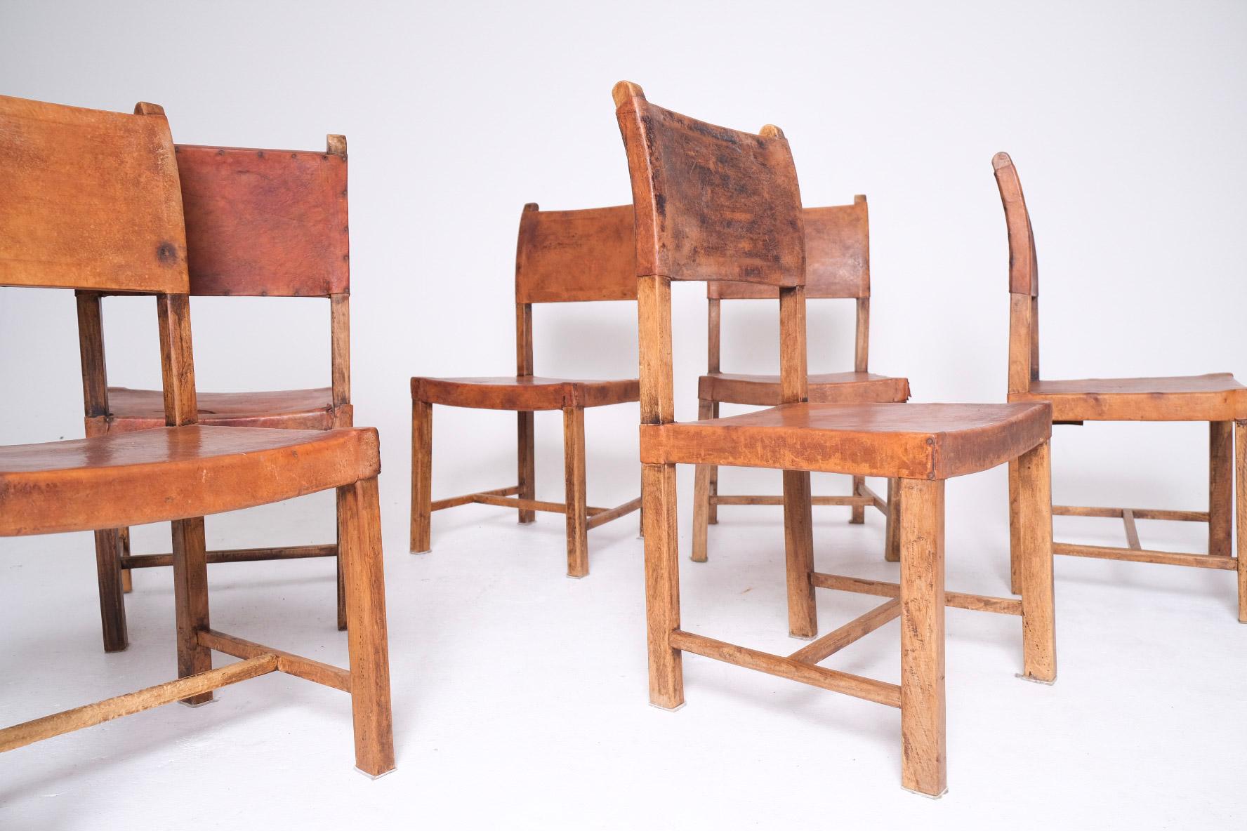 Chaises de salle à manger de monastère espagnol du XVIIIe siècle en cuir et Wood Bon état - En vente à Los Angeles, CA