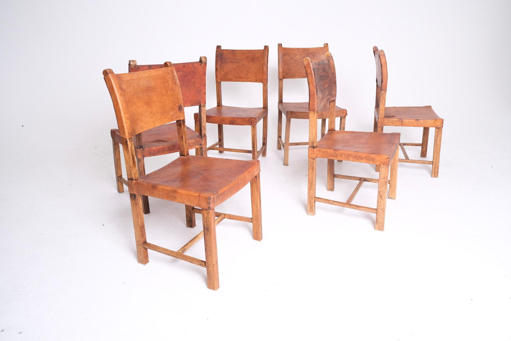 Colonial espagnol Chaises de salle à manger de monastère espagnol du XVIIIe siècle en cuir et Wood en vente