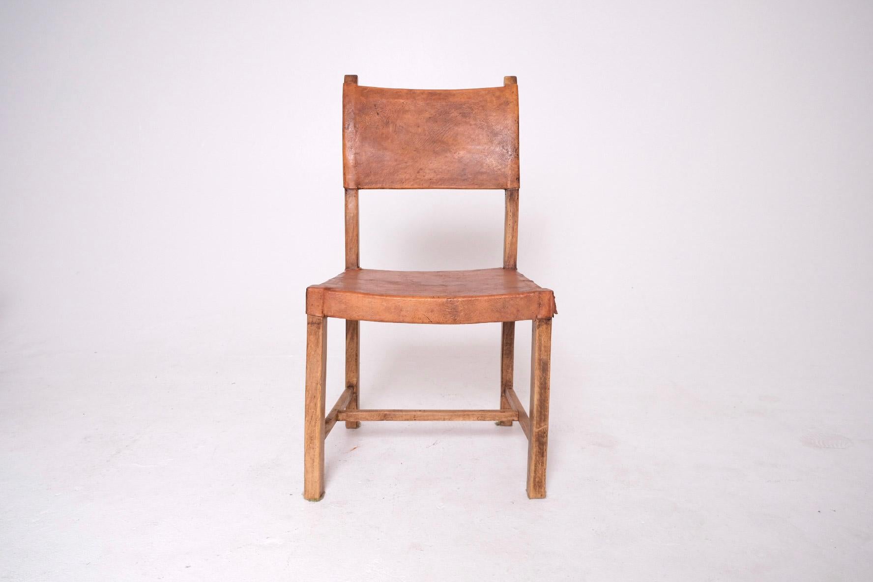 XVIIIe siècle et antérieur Chaises de salle à manger de monastère espagnol du XVIIIe siècle en cuir et Wood en vente