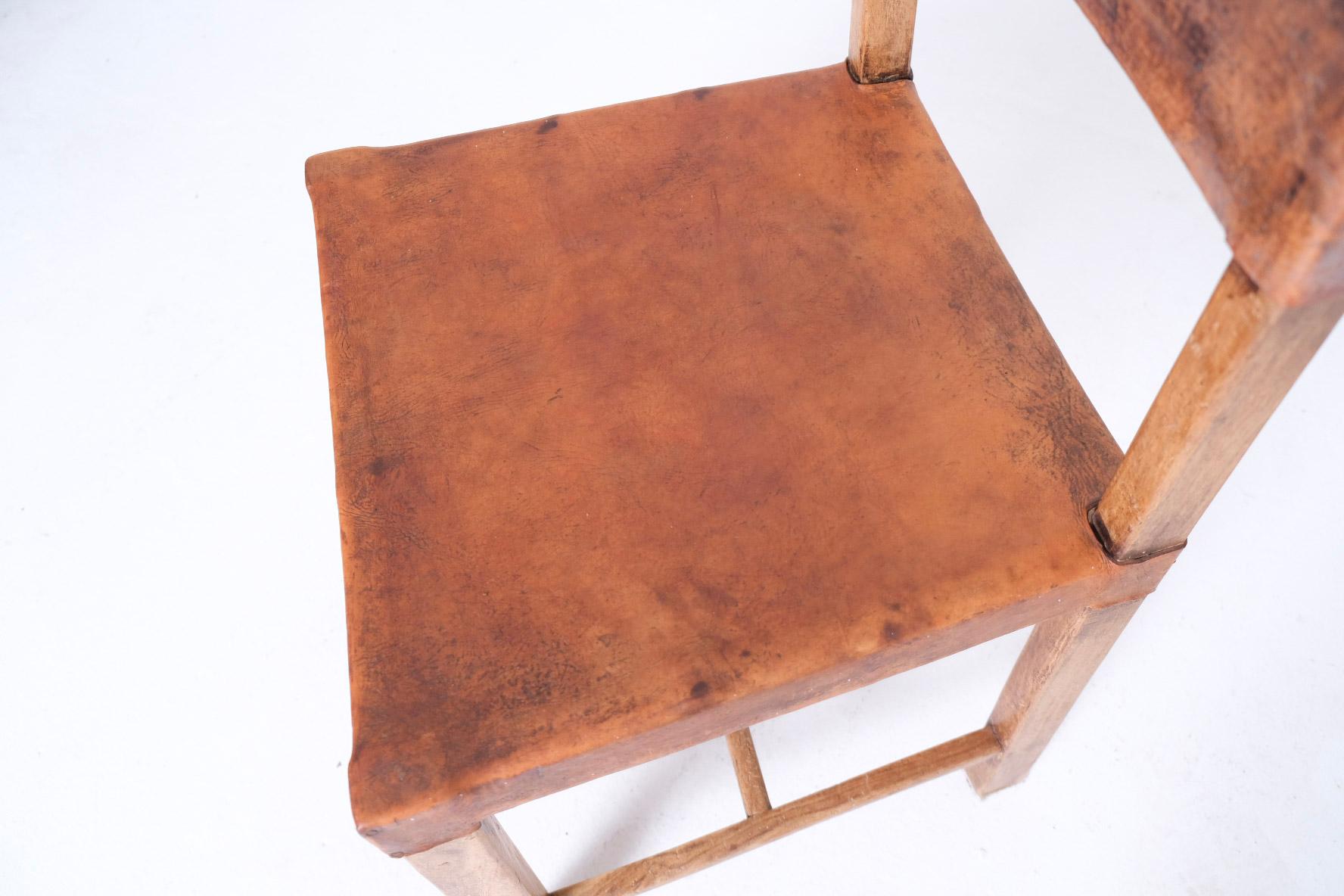 Chaises de salle à manger de monastère espagnol du XVIIIe siècle en cuir et Wood en vente 9