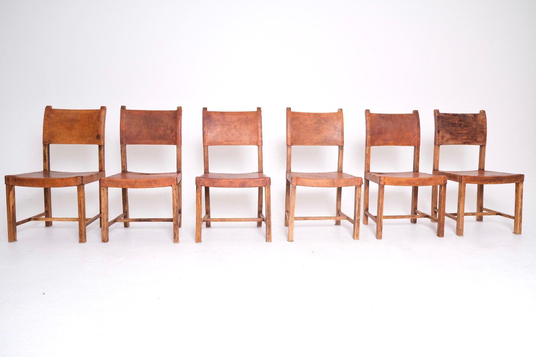 Cuir Chaises de salle à manger de monastère espagnol du XVIIIe siècle en cuir et Wood en vente