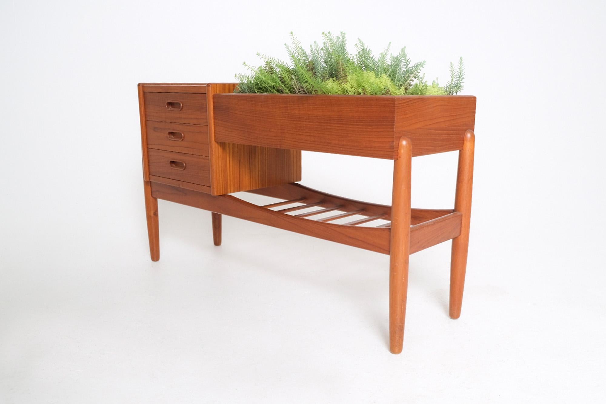 A beautifully crafted and multifunctional teak planter table designed by Arne Wahl Iversen for Vinde Møbelfabrik in Denmark, circa 1960s. This iconic piece combines sculptural Danish modern aesthetics with practical storage and organic warmth,