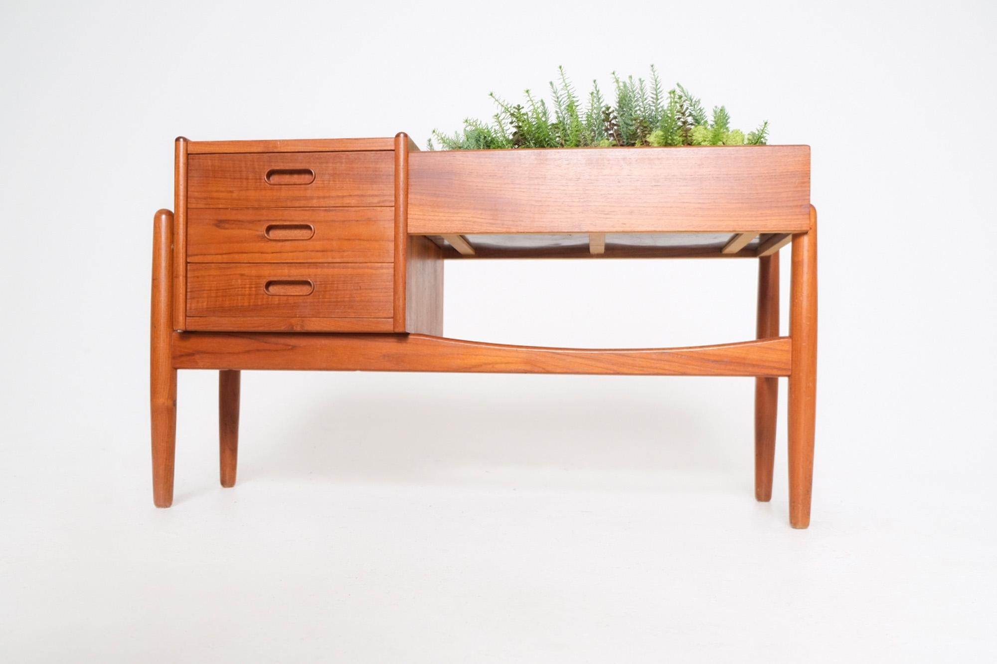 Arne Wahl Iverson Model 36 Planter Table In Good Condition For Sale In Los Angeles, CA