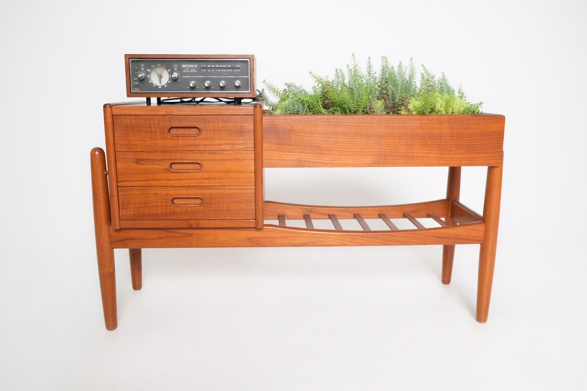 Danish Arne Wahl Iverson Model 36 Planter Table For Sale