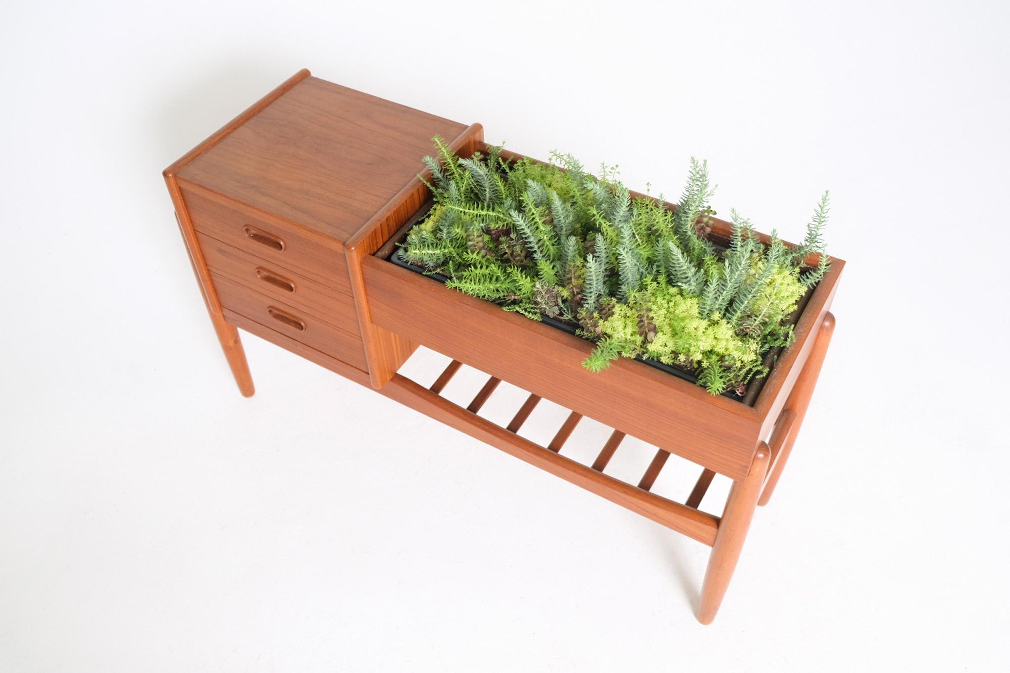 Arne Wahl Iverson Model 36 Planter Table For Sale 1