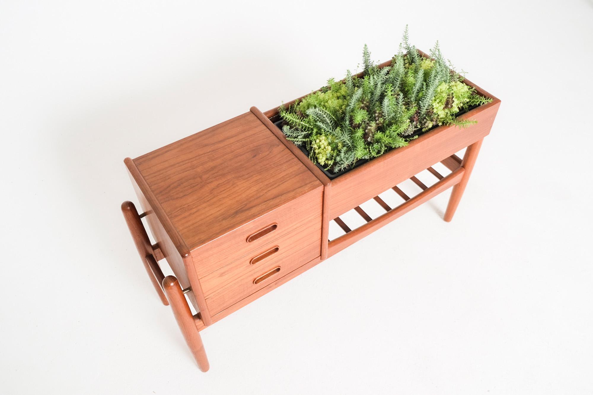 Arne Wahl Iverson Model 36 Planter Table For Sale 4