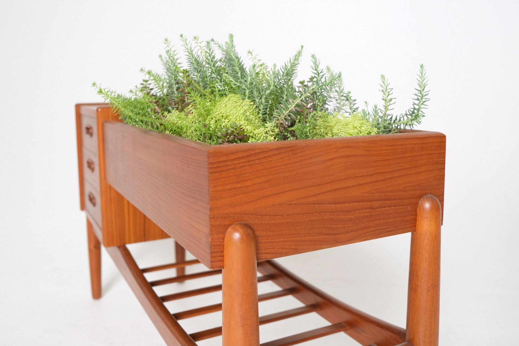Arne Wahl Iverson Model 36 Planter Table For Sale 2