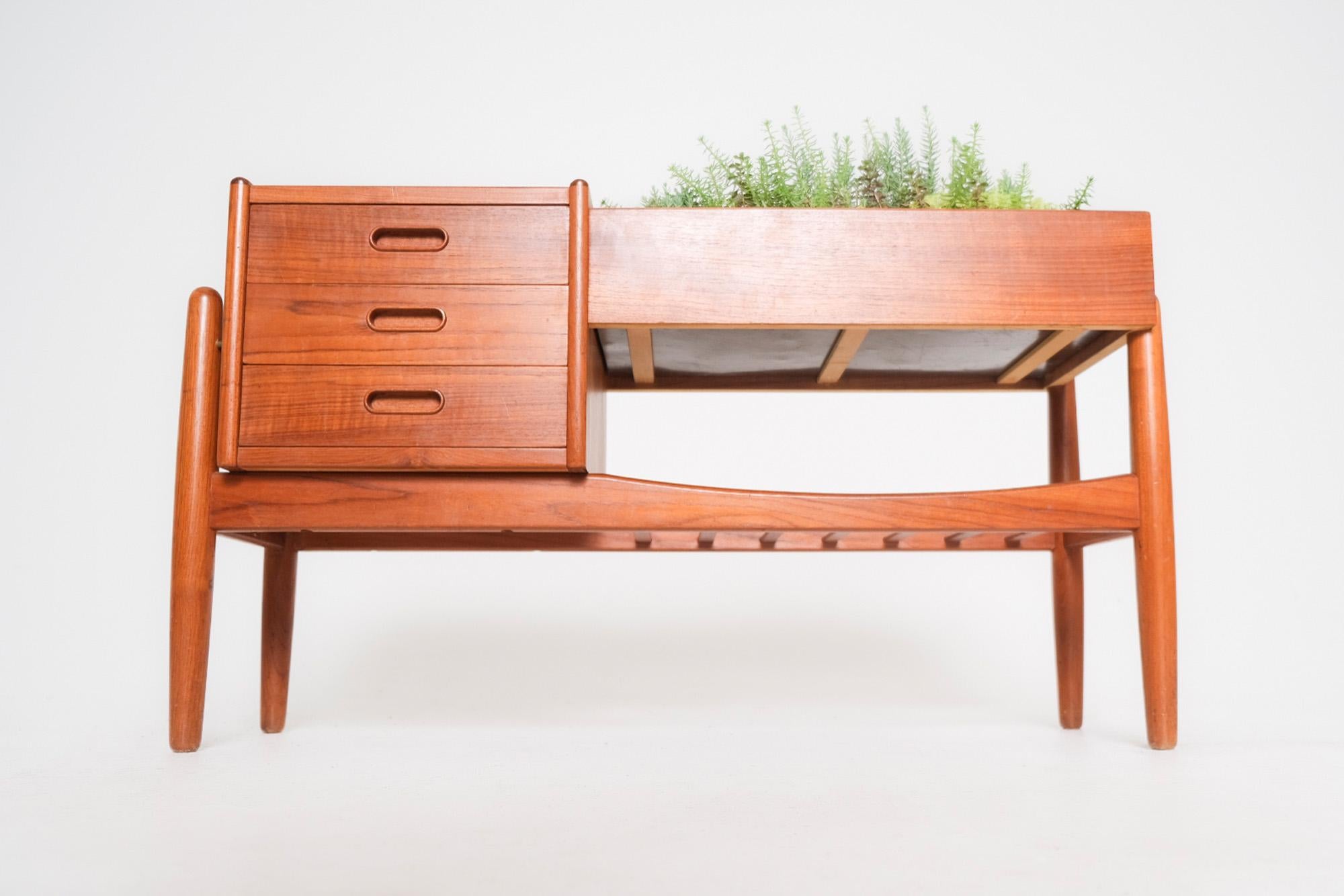 Arne Wahl Iverson Model 36 Planter Table For Sale 8