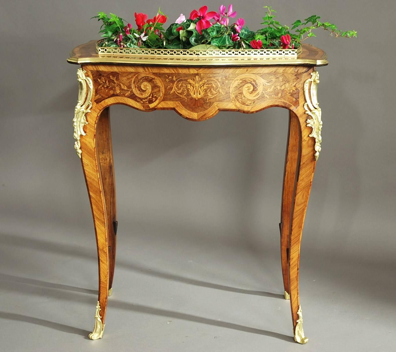 A fine quality late 19th century Edwards & Roberts highly decorative ormolu mounted inlaid plant stand or jardiniere of serpentine form in the French style.

This piece consists of a serpentine shaped top being crossbanded in Kingwood with boxwood
