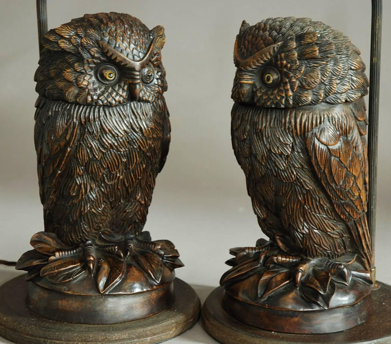 Superb pair of finely carved Black Forest owl table lamps In Good Condition In Suffolk, GB