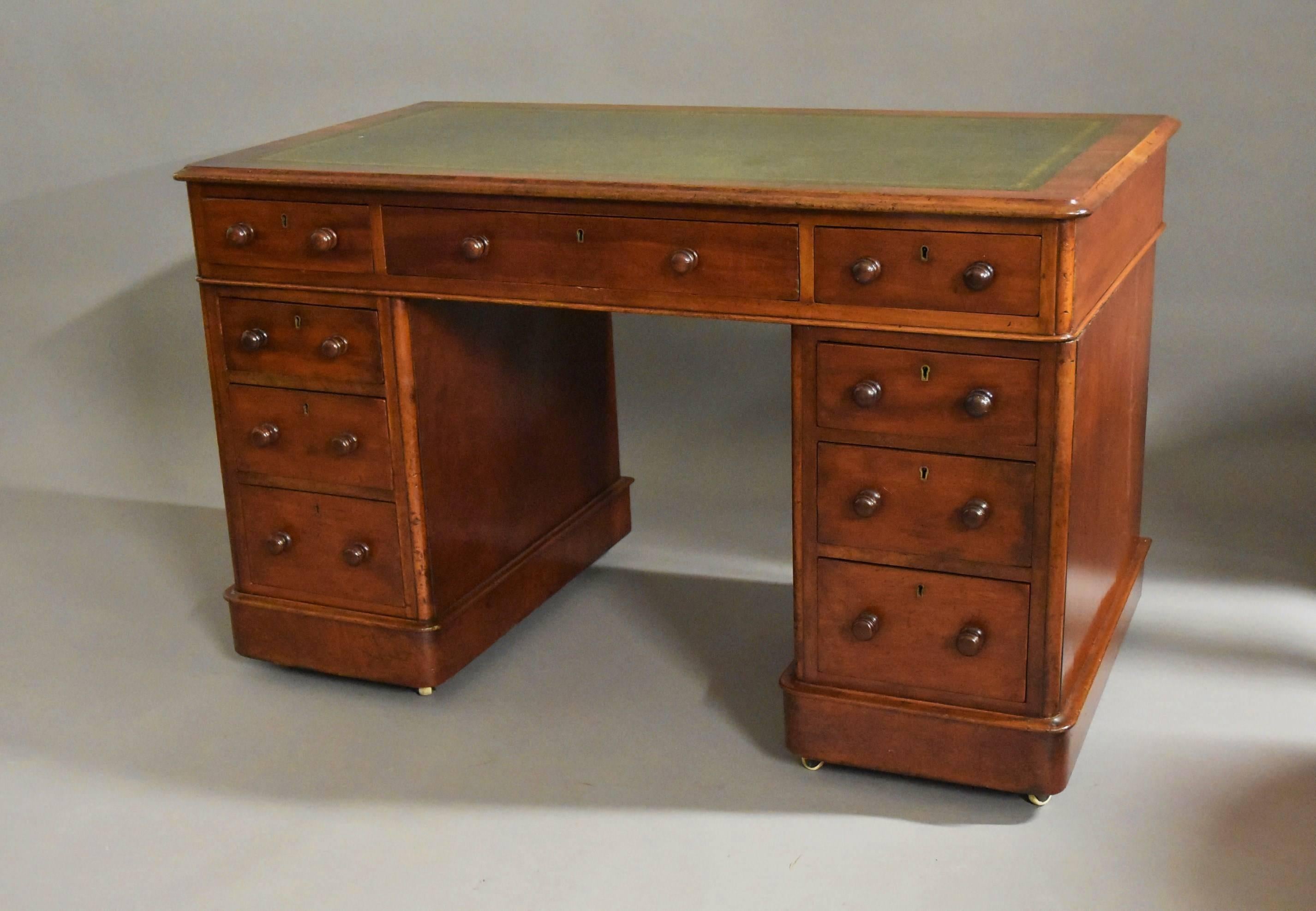 English Late 19th Century Mahogany Pedestal Desk of Small Proportions