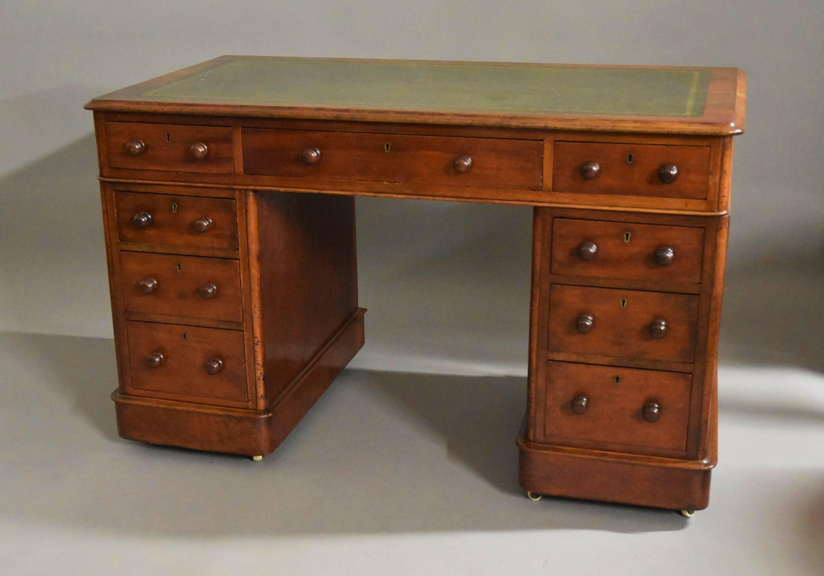 Late 19th Century Mahogany Pedestal Desk of Small Proportions In Good Condition In Suffolk, GB