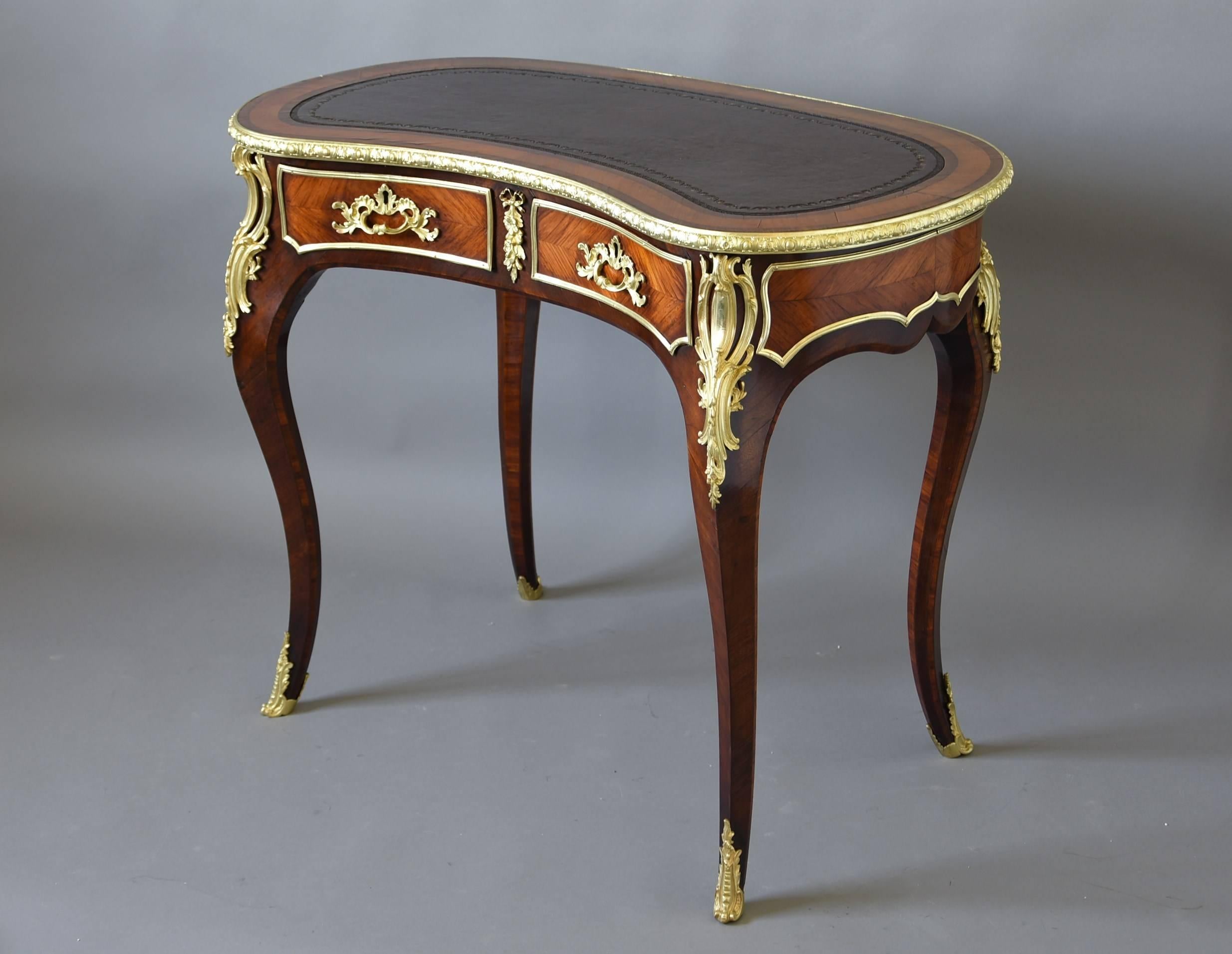 An elegant superb quality 19th century kingwood freestanding kidney shaped ladies writing desk (or table) of small proportions in the French style.

This desk consists of a tooled brown leather kidney shaped top with Kingwood bandings of varying