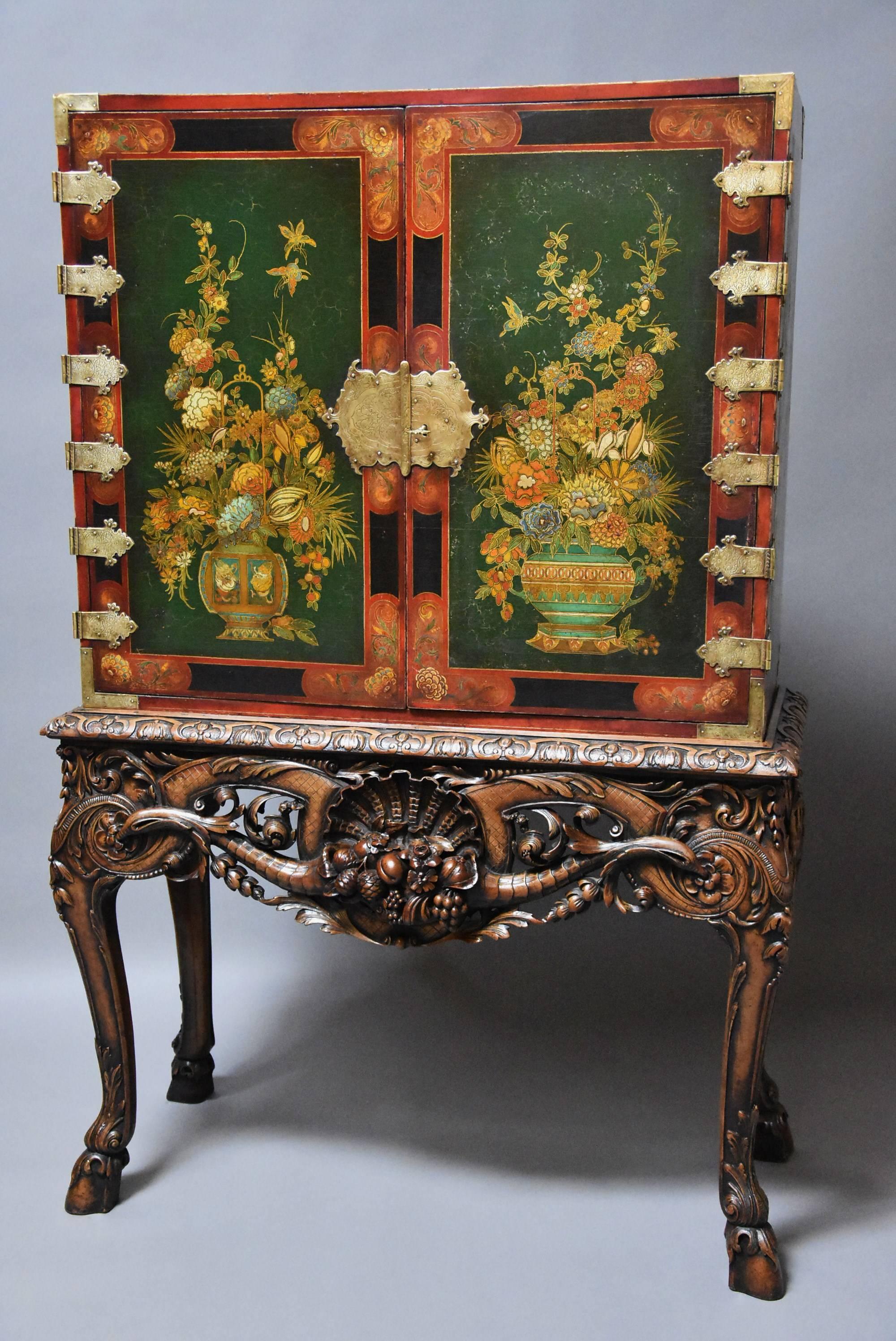 A superb quality English early 20th century highly decorative George II style lacquered drinks/cocktail cabinet on stand. 

This cabinet on stand consists of a highly decorative two door cabinet superbly decorated with painted and lacquered floral