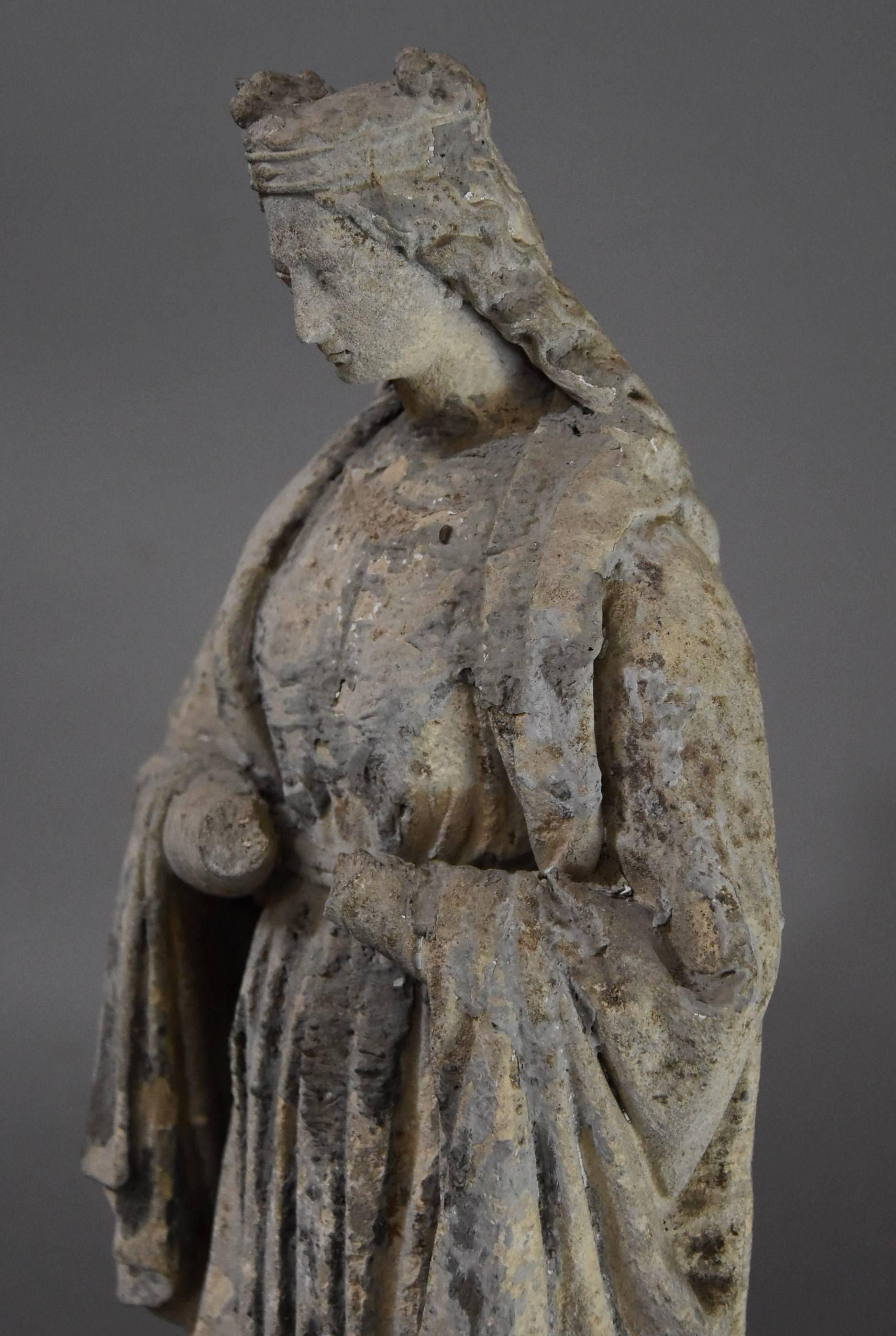French Late 17th Century Limestone Niche Sculpture of the Virgin Mary In Good Condition In Suffolk, GB