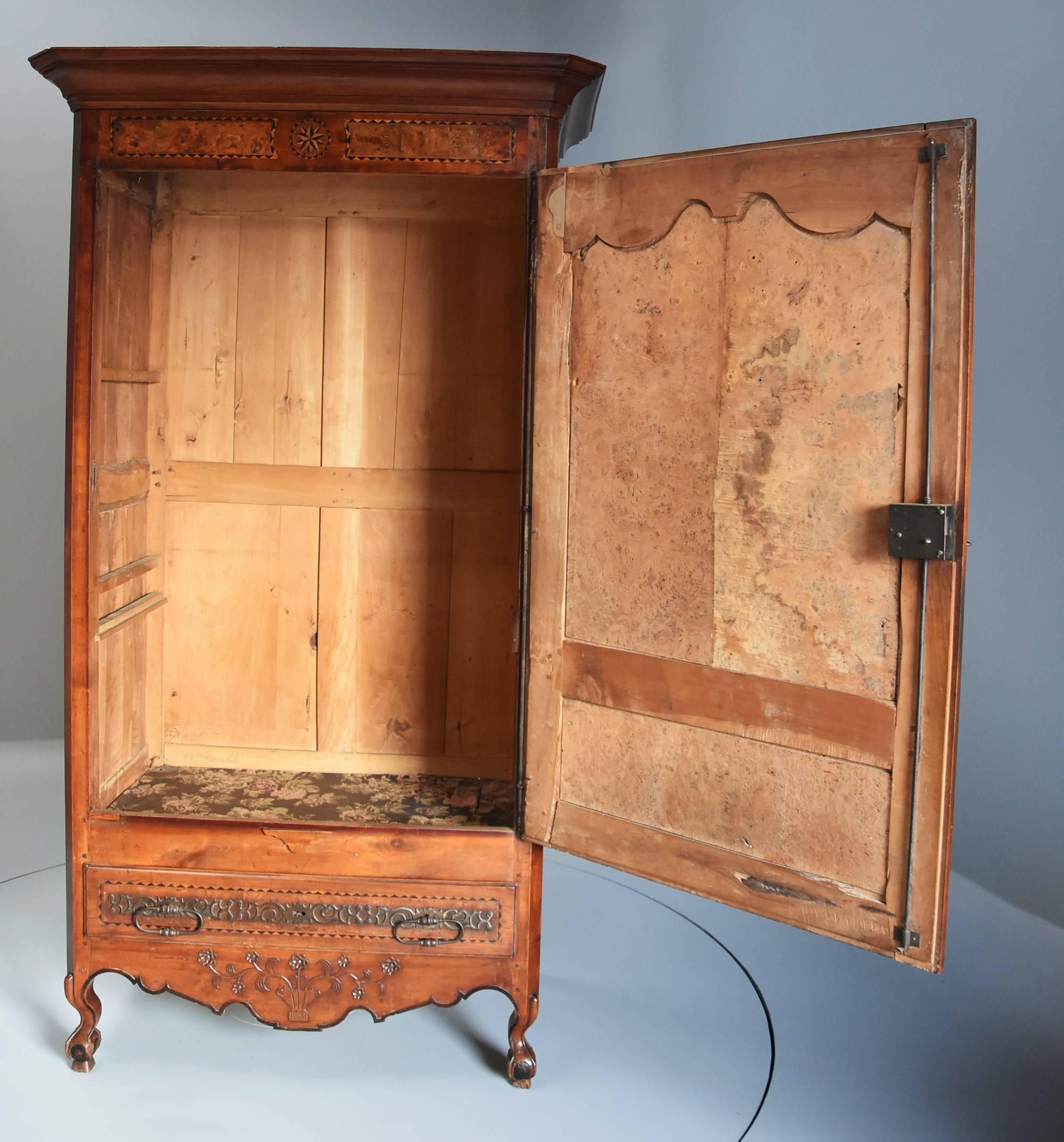 Late 18th Century Louis XV Fruitwood & Burr Elm Bonnetiere of Superb Patina For Sale 4
