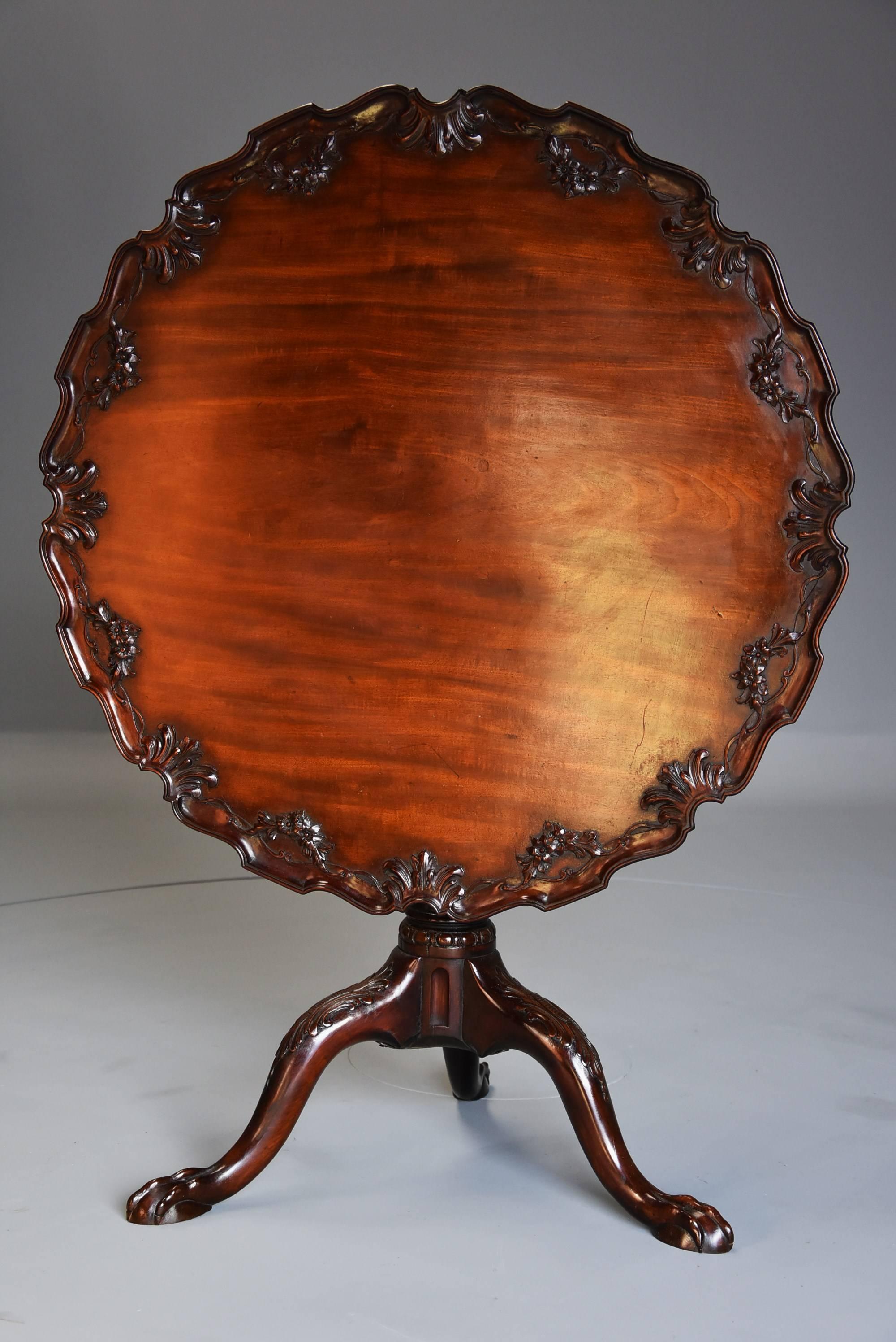 English Late 19th Century Mahogany Chippendale Style Piecrust Tilt-Top Tea Table