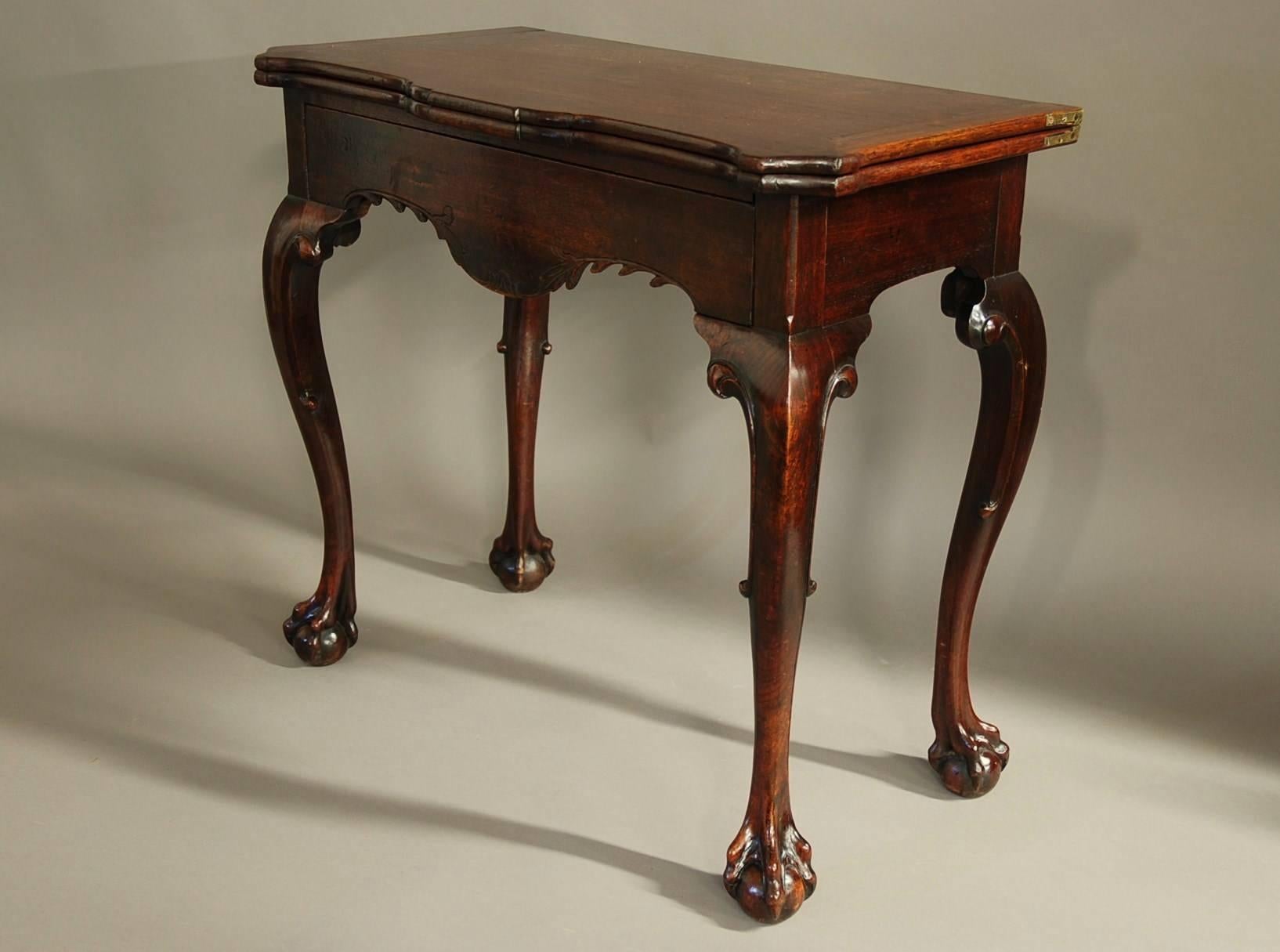 A rare and sophisticated mid-18th century Irish American black walnut tea table of superb, original patina and unusual inlaid bird decoration.

The top consists of a hinged opening top of block front form with shaped corners, the top being cleated