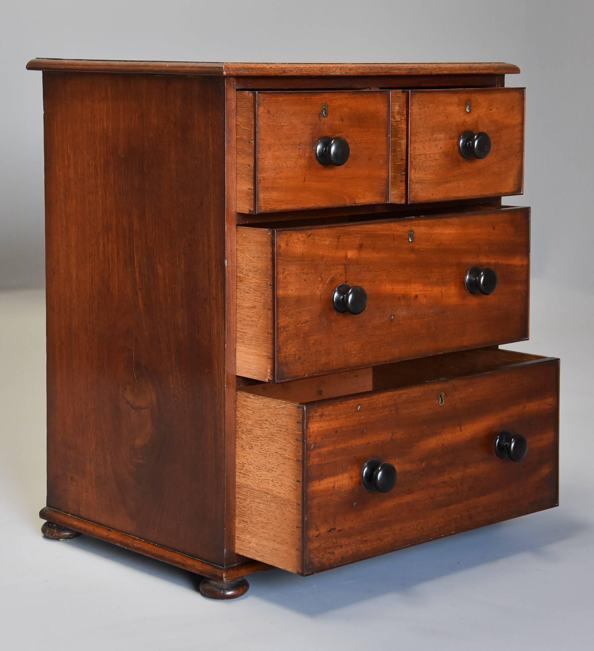 Small Mid-19th Century Mahogany Chest of Drawers with Superb Patina For Sale 1