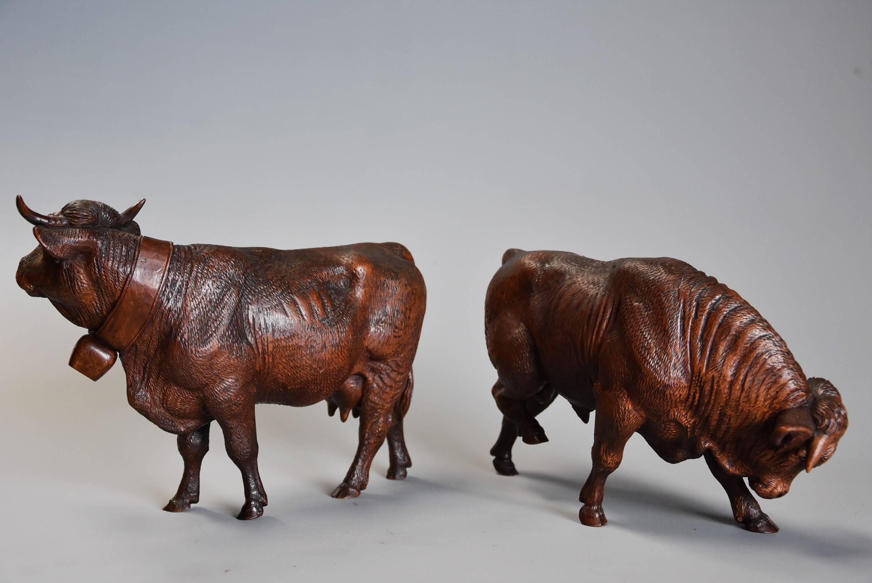 Swiss Pair of 19th Century Finely Carved Linden Wood Black Forest Cows, by Huggler For Sale