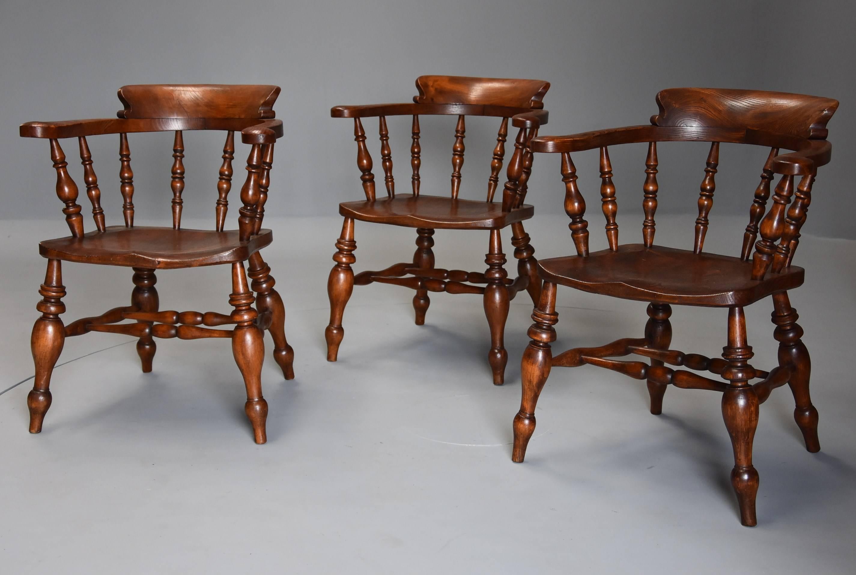 Set of Six Mid-19th Century Nicely Figured Elm Smokers Bow Windsor Chairs In Good Condition In Suffolk, GB