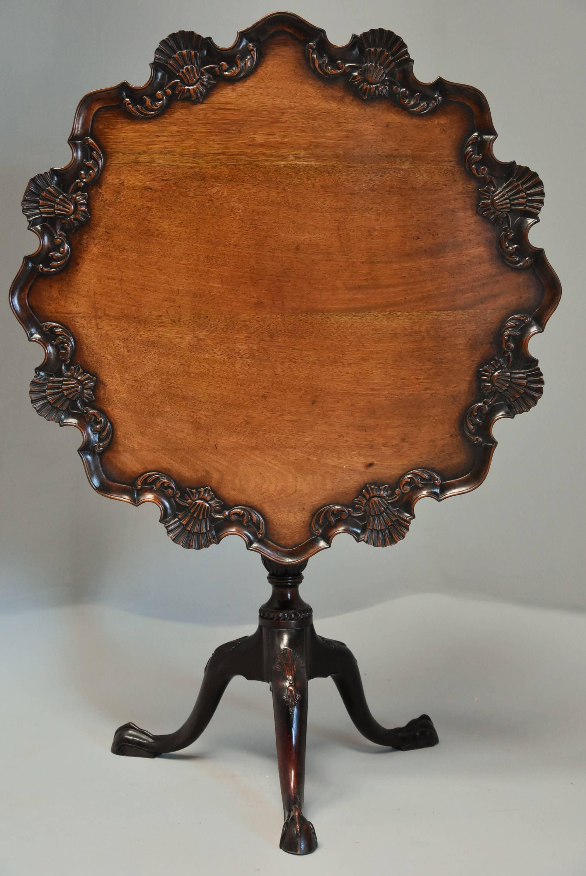 19th Century Chippendale Style Mahogany Piecrust Tilt-Top Tea Table with Tripod Base For Sale