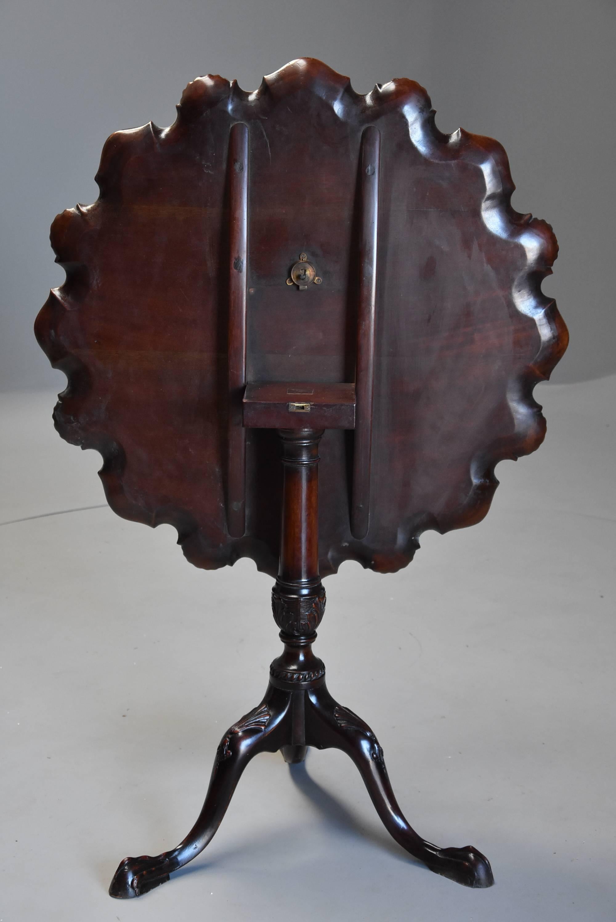 Chippendale Style Mahogany Piecrust Tilt-Top Tea Table with Tripod Base For Sale 4