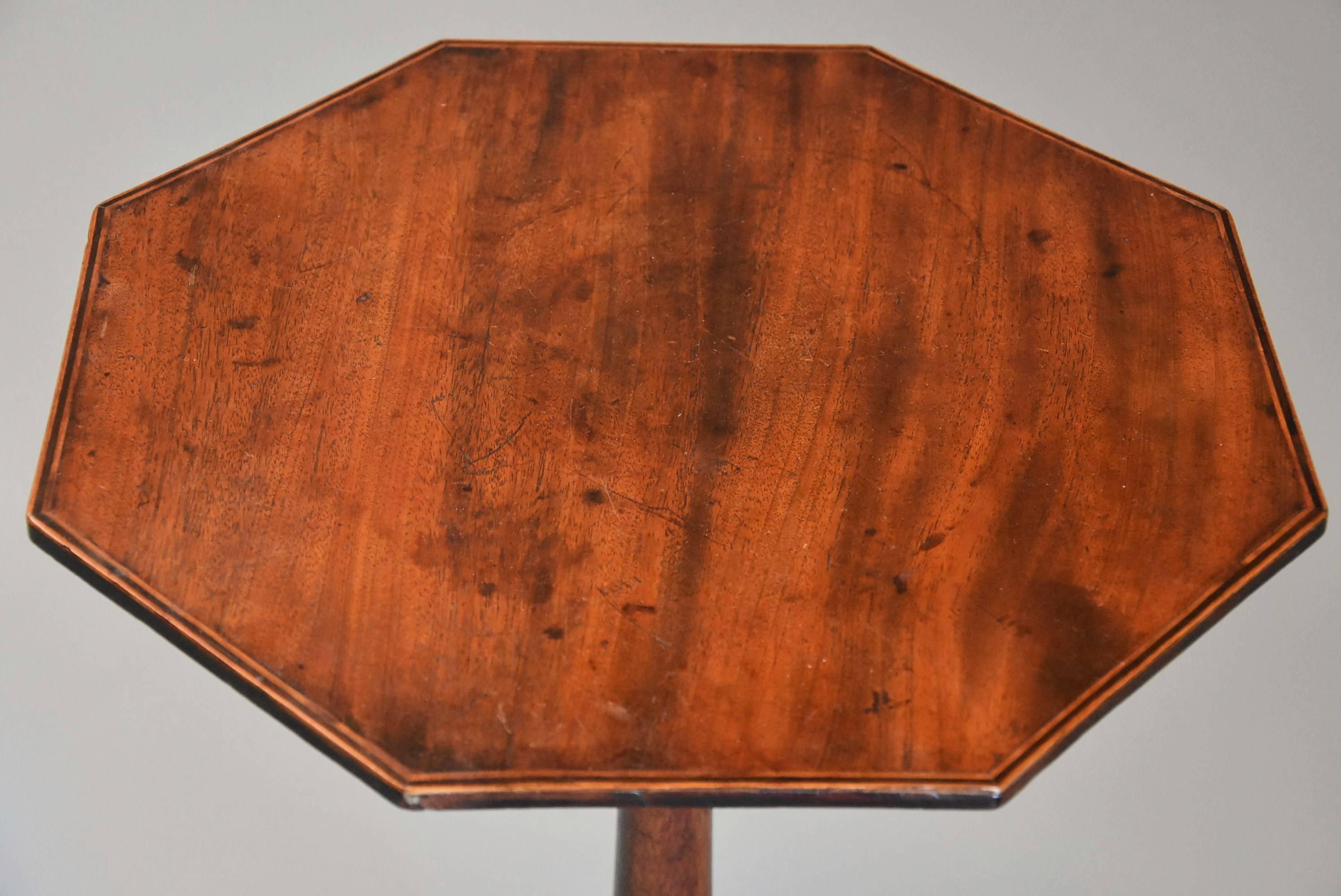 Elegant 18th Century Mahogany Occasional Table of Octagonal Form and Fine Patina In Good Condition For Sale In Suffolk, GB