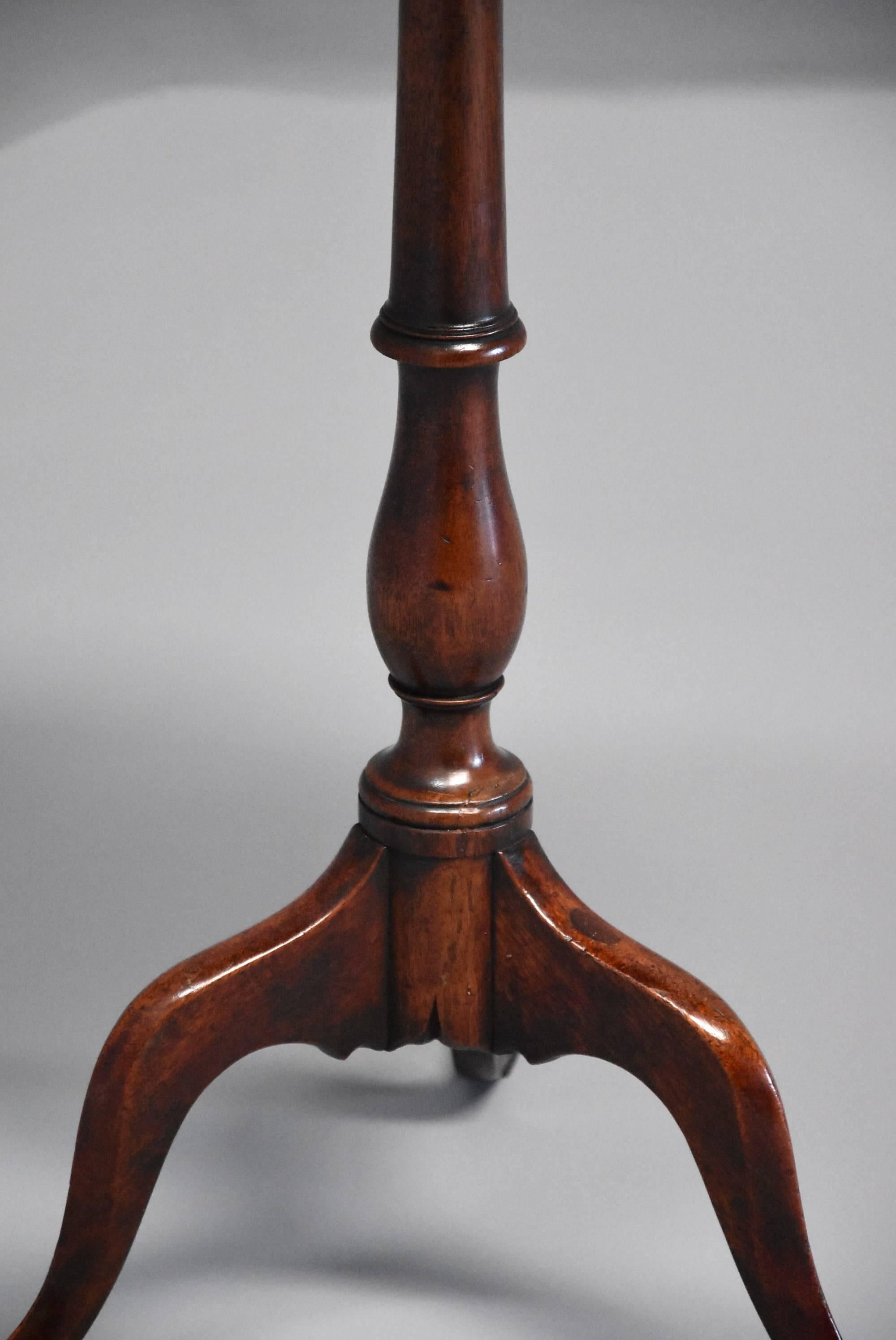 Elegant 18th Century Mahogany Occasional Table of Octagonal Form and Fine Patina For Sale 1