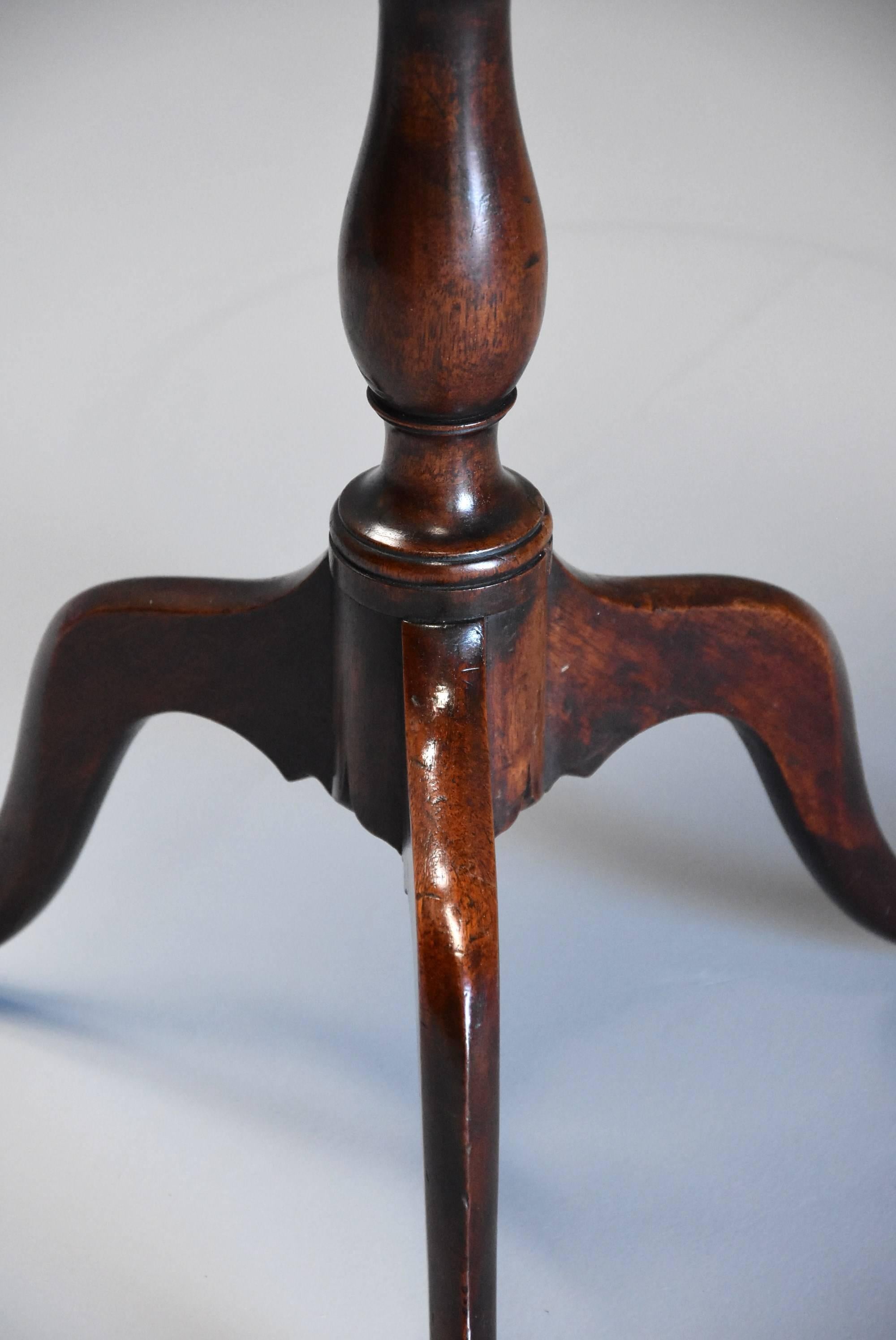 Elegant 18th Century Mahogany Occasional Table of Octagonal Form and Fine Patina For Sale 2