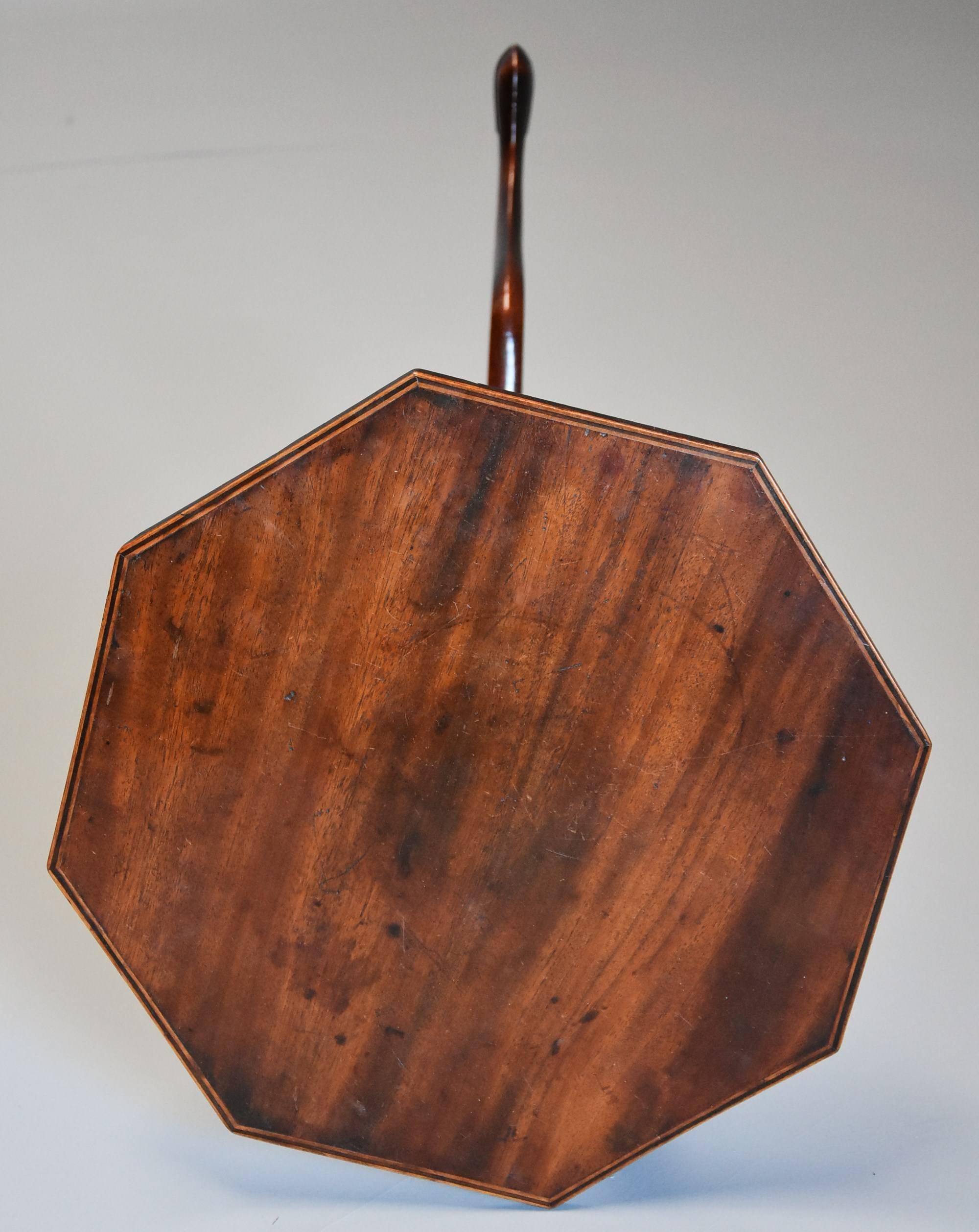 Elegant 18th Century Mahogany Occasional Table of Octagonal Form and Fine Patina For Sale 3