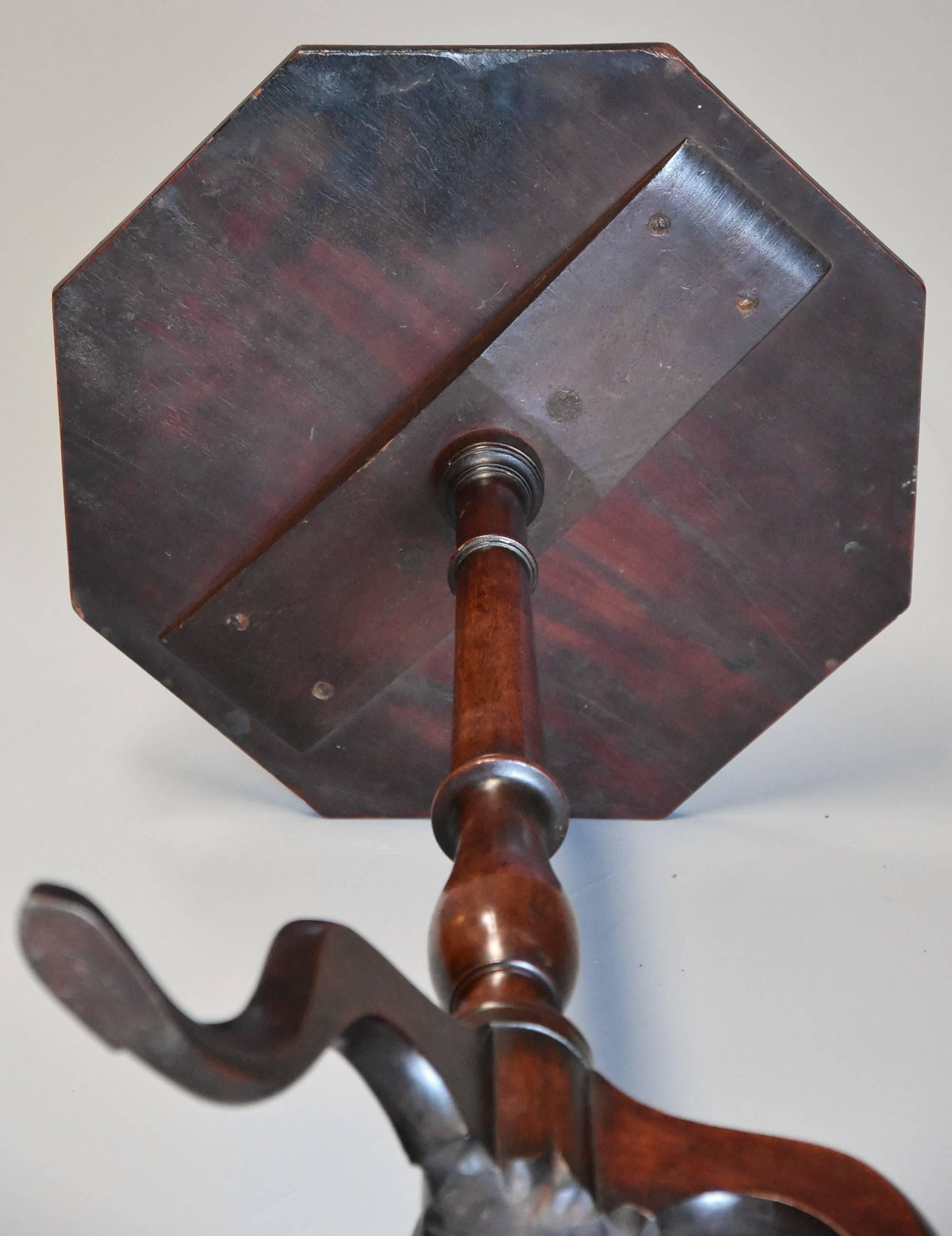 Elegant 18th Century Mahogany Occasional Table of Octagonal Form and Fine Patina For Sale 6