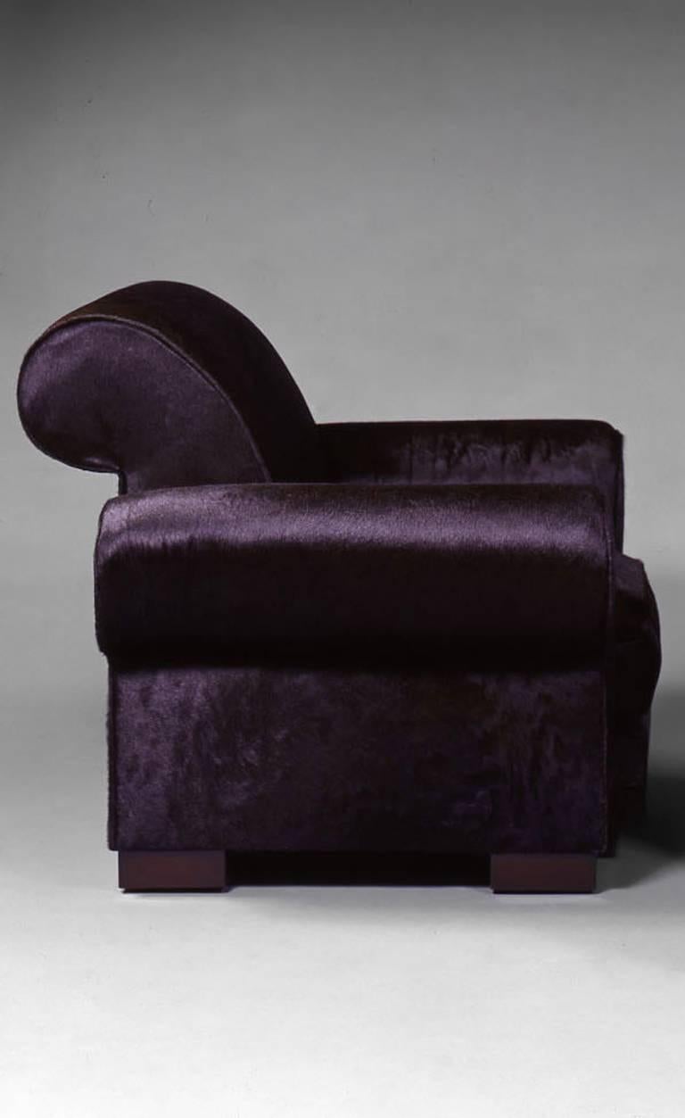 The scrolling back is framed by two imposing rounded armrests with lobes bounce in support on the amounts.
 The whole is covered in dark brown foal fur and rests on four square feet in mahogany stained beech.

Bibliography: Similar model