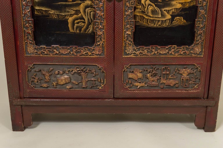 Peint à la main Laque chinoise, meuble de rangement sculpté et doré de la fin de la dynastie Qing