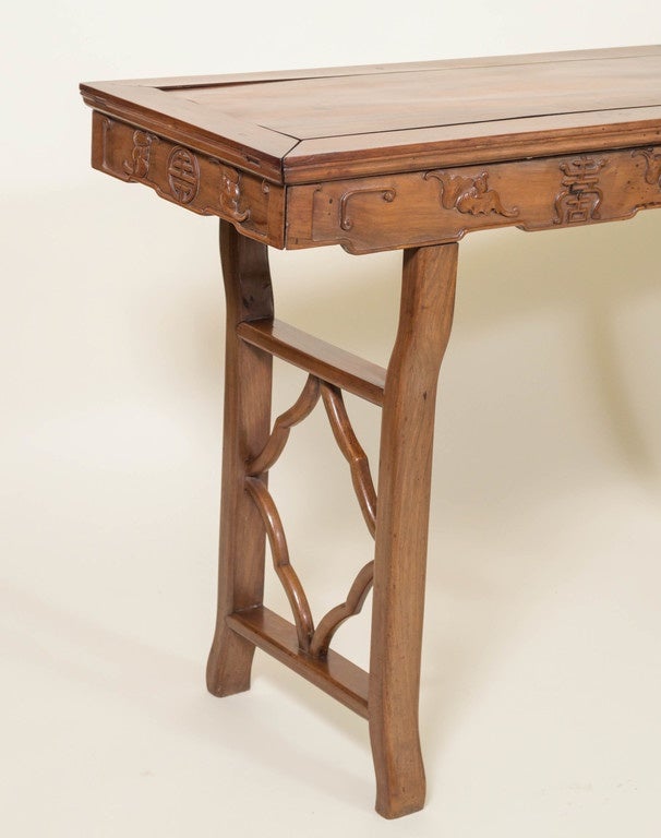 Table d'autel en bois dur chinois, fin de la dynastie Qing, vers 1900.
Décolorée uniformément en une couleur chaude de miel et ayant une bonne échelle moyenne. Elle conviendrait parfaitement comme table de canapé, console ou serveur.
Le tablier est