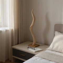 Handgeschnitzte Holzskulptur eines Kudu-Horns auf Sockel, ca. 32 Zoll