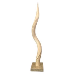 Handgeschnitzte Holzskulptur eines Kudu-Horns auf Sockel, ca. 32 Zoll