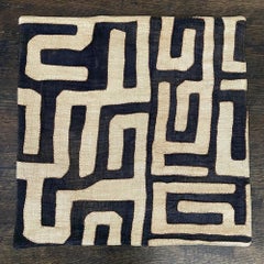 Kissenbezug aus afrikanischem Kuba-Raffia, cremefarben und schwarz, 20 x 20 Zoll, Design 1