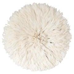 Sombrero juju camerunés de color blanco crema con pluma y rafia, 31 pulgadas