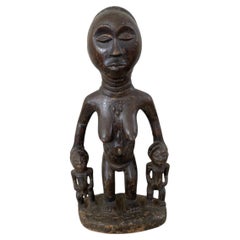 Antike afrikanische Luba-Holzfigur einer Frau mit zwei Kindern, 17 Zoll