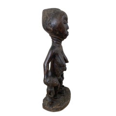 Antike afrikanische Luba-Holzfigur einer Frau mit zwei Kindern, 17 Zoll
