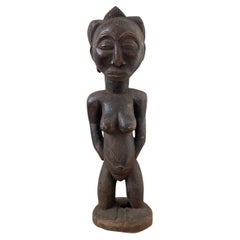 Antike afrikanische Luba-Holzfigur einer stehenden Frau, 28 Zoll