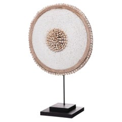 Bouclier africain fait main en coquillages cauris et perles blanches, avec socle, diamètre de 21 pouces