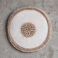 Bouclier africain fait main en coquillages cauris et perles blanches, avec socle, diamètre de 21 pouces