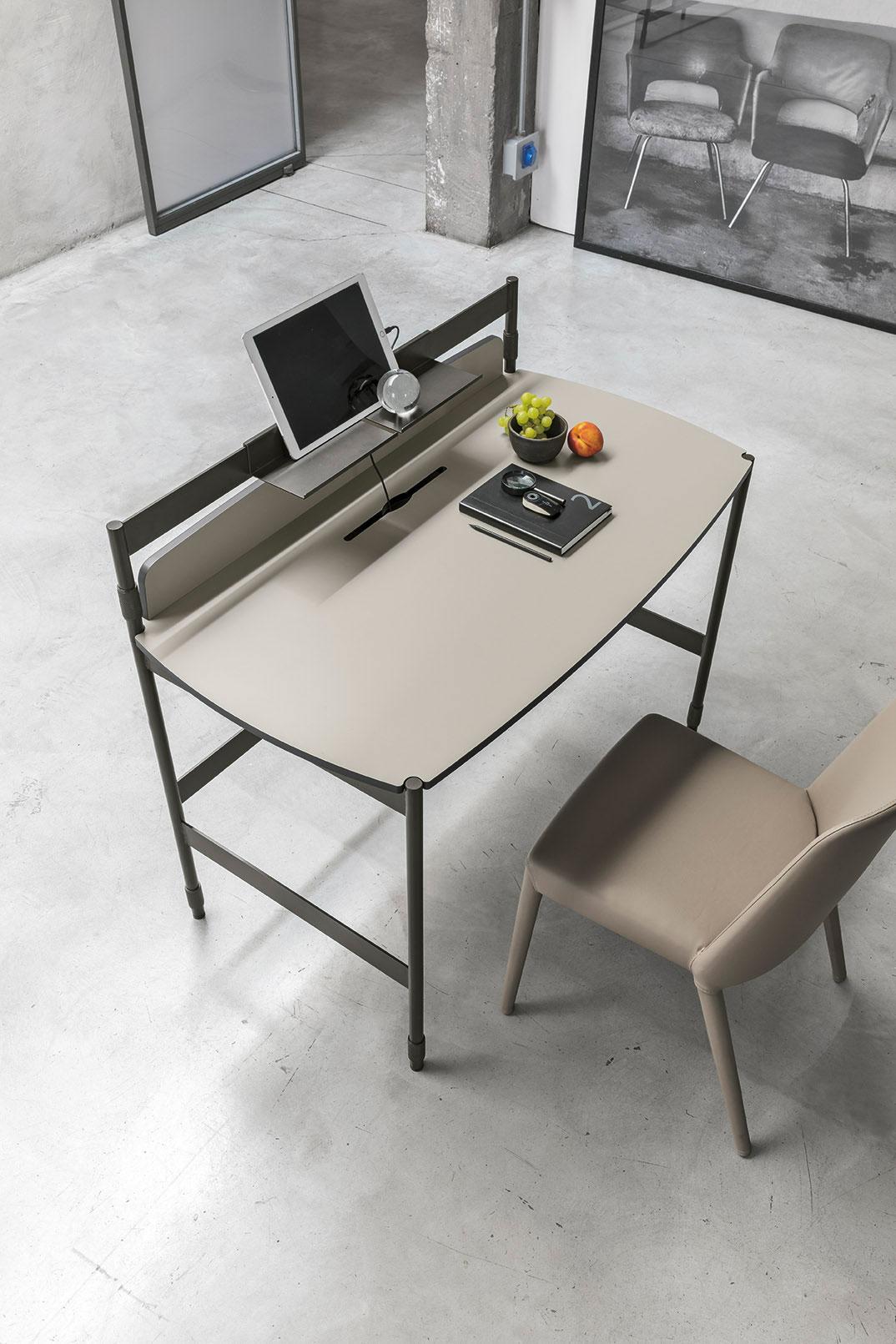 This Italian-designed writing desk blends minimalist aesthetics with exceptional functionality.
Its slender yet solid powder-coated metal frame provides a refined industrial edge, while the desktop is crafted from CDF, an advanced composite panel