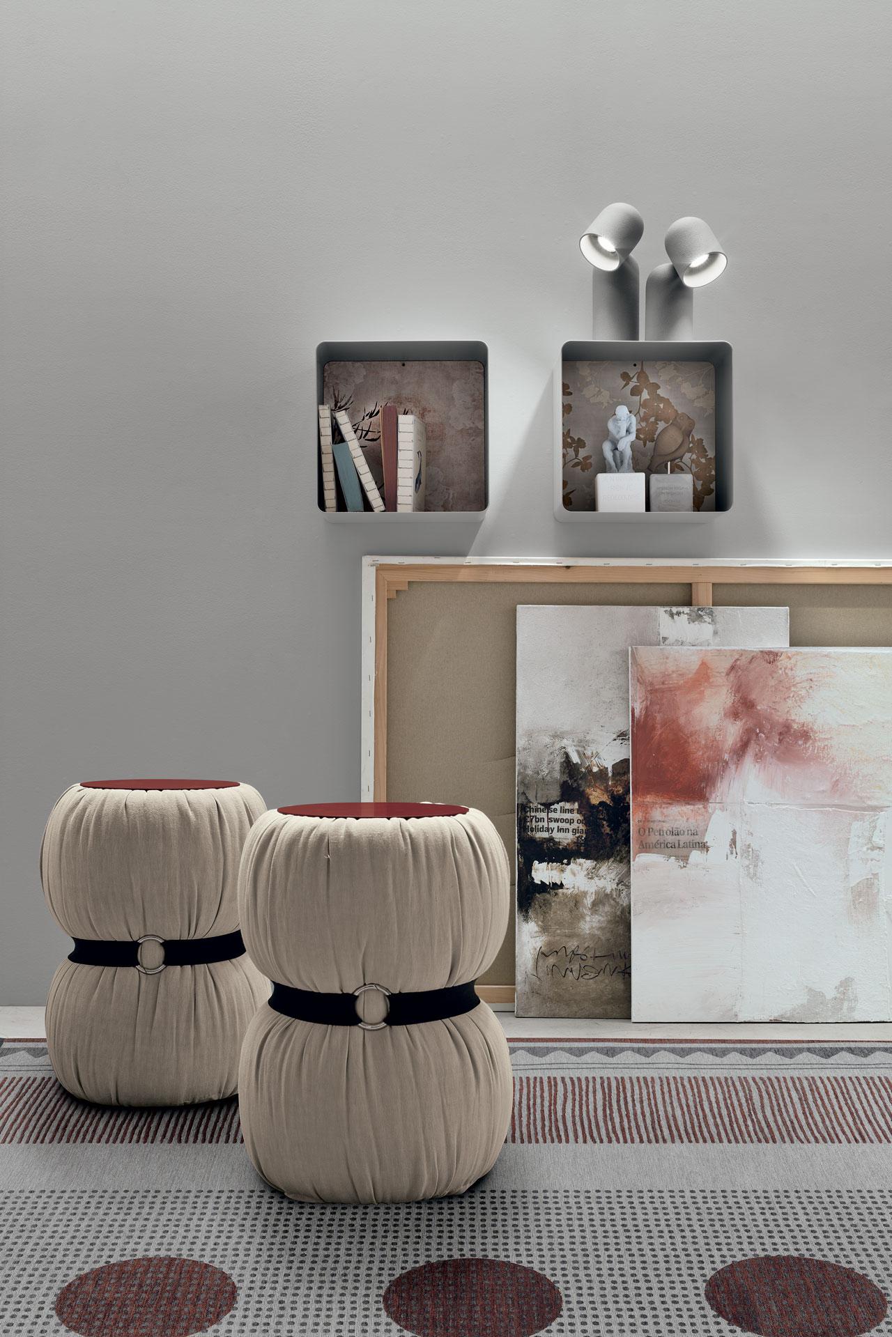 Véritable mélange de créativité et de praticité, cette pièce unique sert à la fois de table basse élégante et de pouf confortable. Sa silhouette distinctive est définie par un corps rembourré et cintré - rappelant les formes inspirées de la mode -