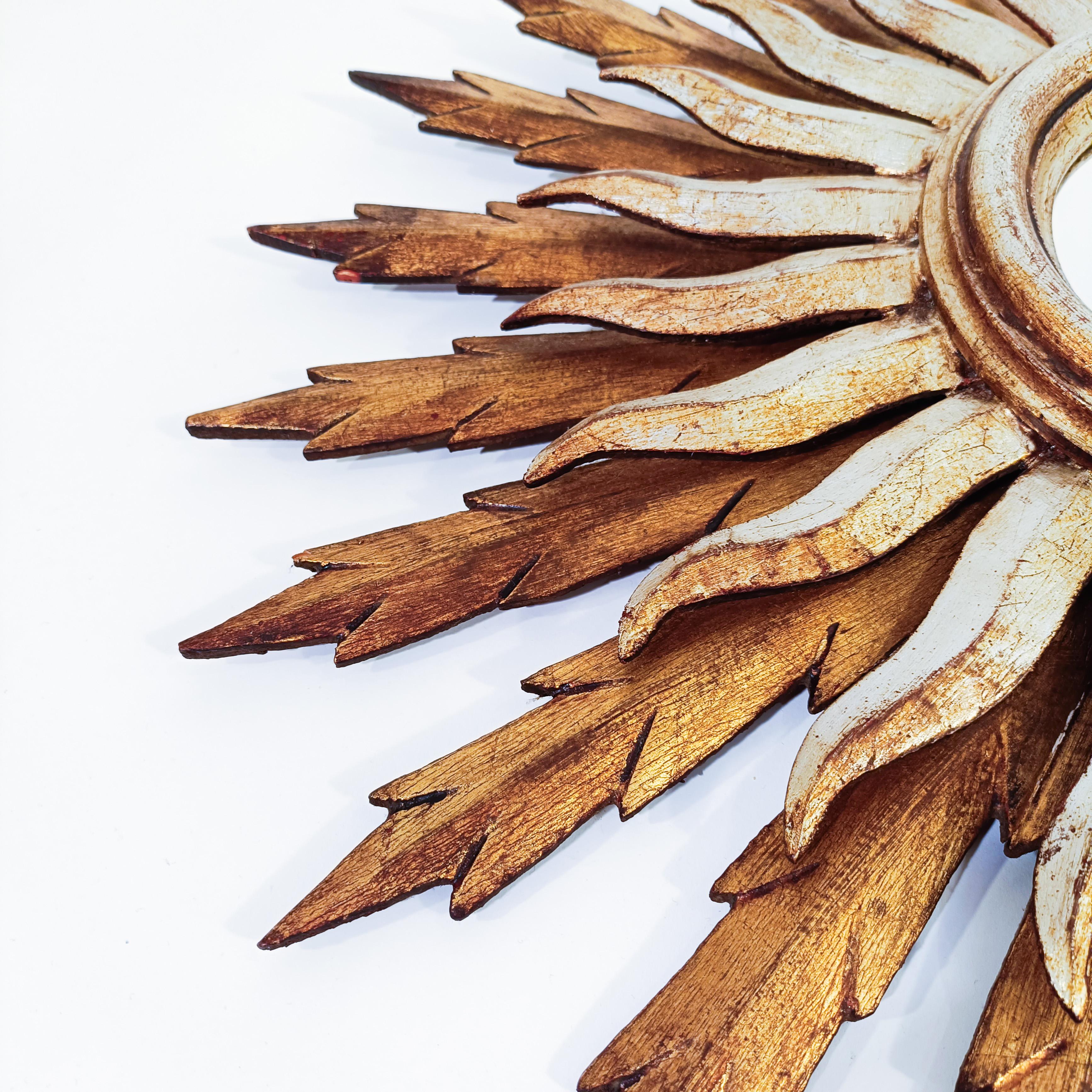 Intagliato a mano Specchio a raggiera con foglia d'oro e d'argento, Francia, anni '50 in vendita