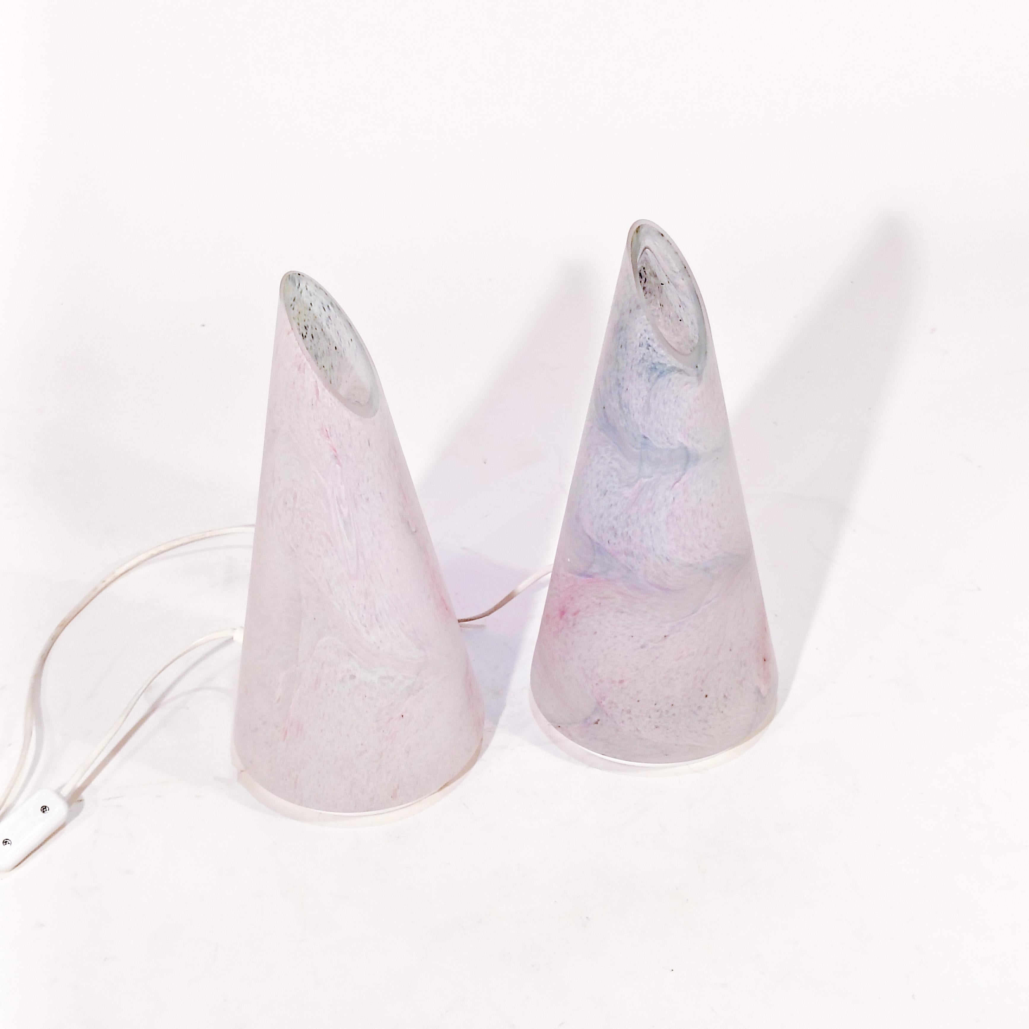 Paire de lampes de table italiennes NO AGE, années 1980. Forme de cône incliné formé par une seule pièce de verre de Murano dans des couleurs rose, mauve, violet, bleu et translucide, avec une finition mate. Base avec bord en plastique/caoutchouc